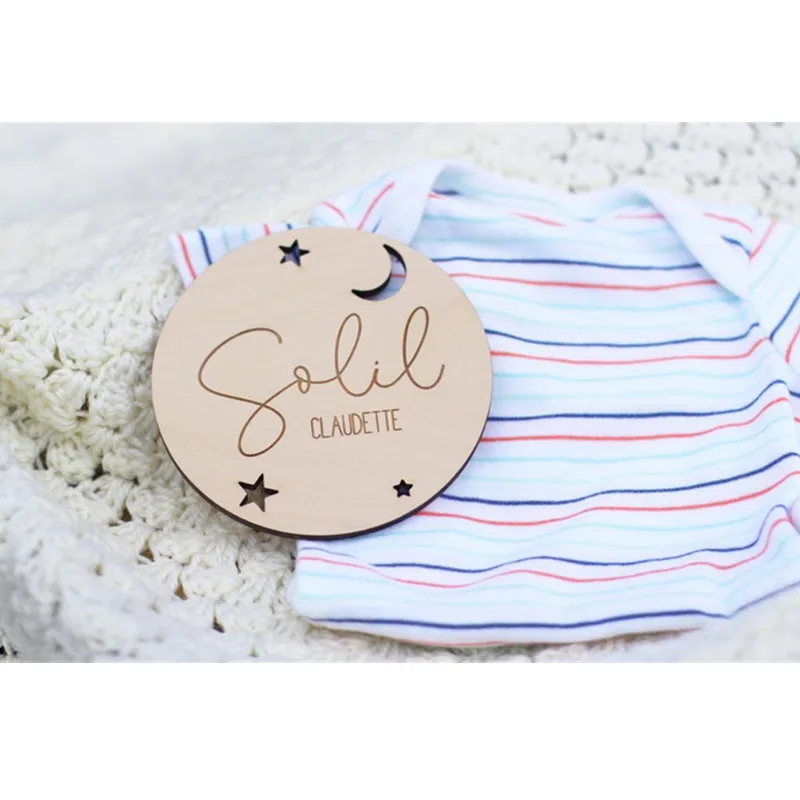 Индивидуальный знак имени ребенка в виде луны и звезд деревянный лазерный