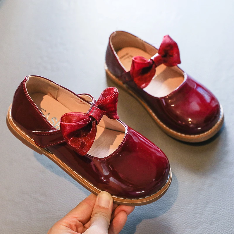 

Яркие блестящие туфли из лакированной кожи, милые туфли принцессы с бантиком на плоской подошве для маленьких девочек, детская нескользяща...