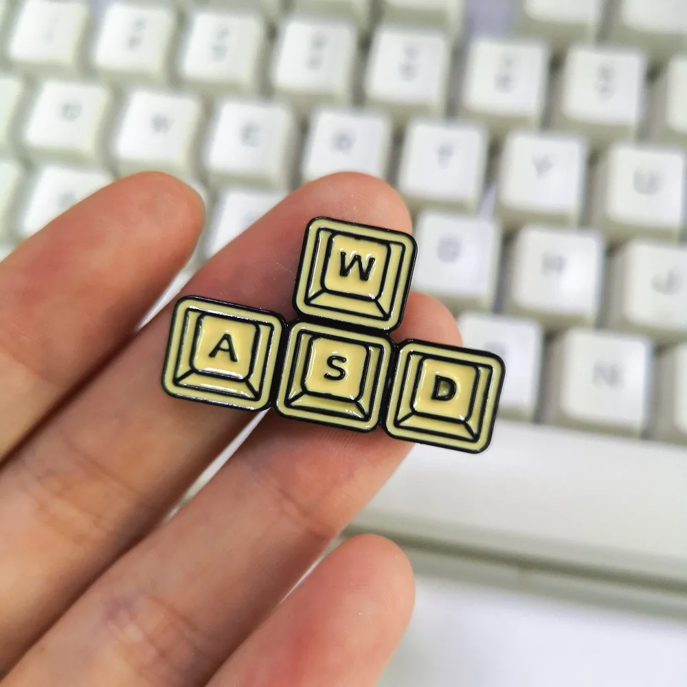 Винтаж WASD клавиатуры кнопки pin Эмали желтый видео игры Нагрудный значок булавки