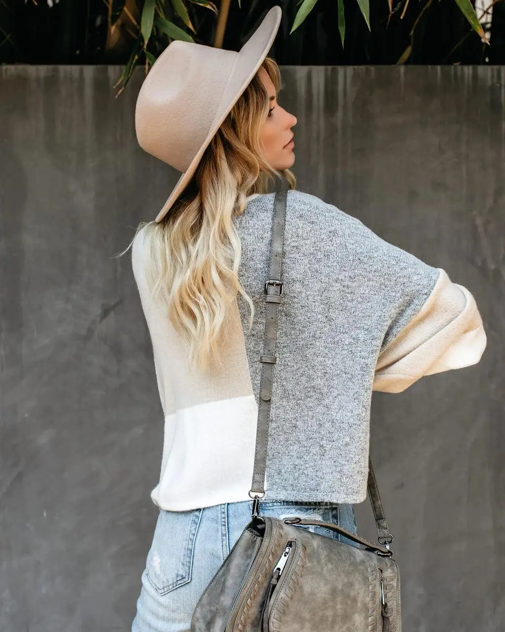 Свитер женский трикотажный с открытыми плечами и рукавами-фонариками | Женская