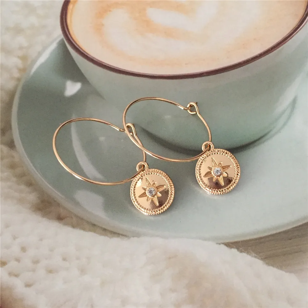 Шикарные серьги золотого цвета покрытые Круглым Диском с прозрачным камнем в