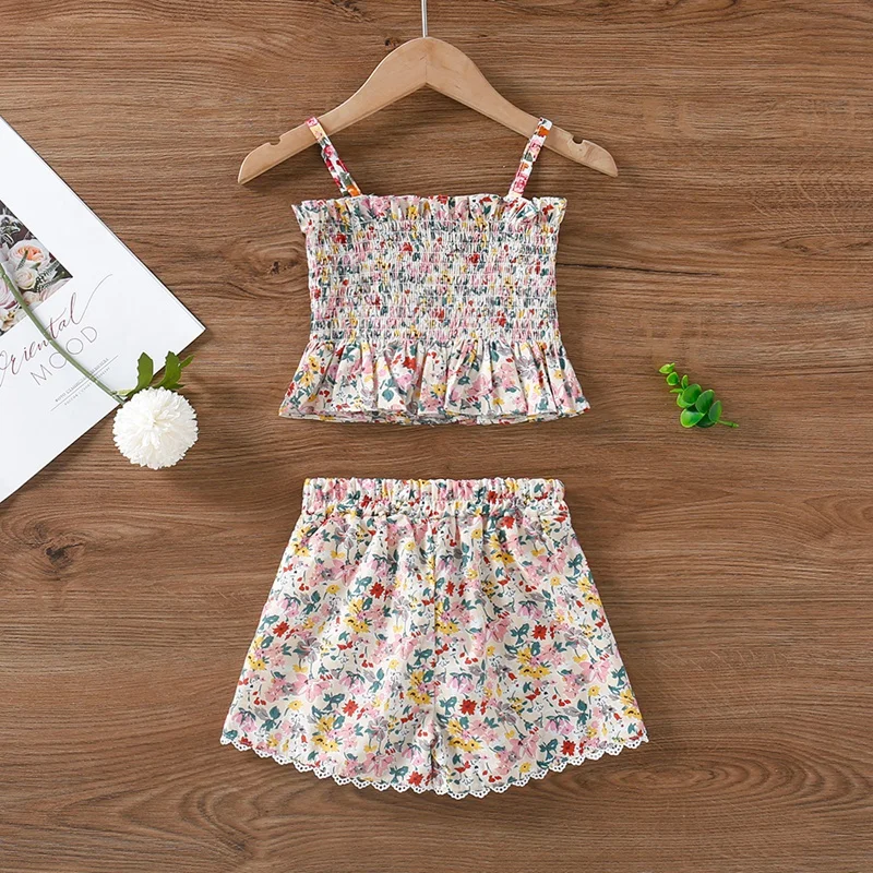 

Летний комплект для малышей с цветочным принтом, топ с рюшами на подтяжках + шорты А-силуэта, наряды для младенцев, праздвечерние чная детска...