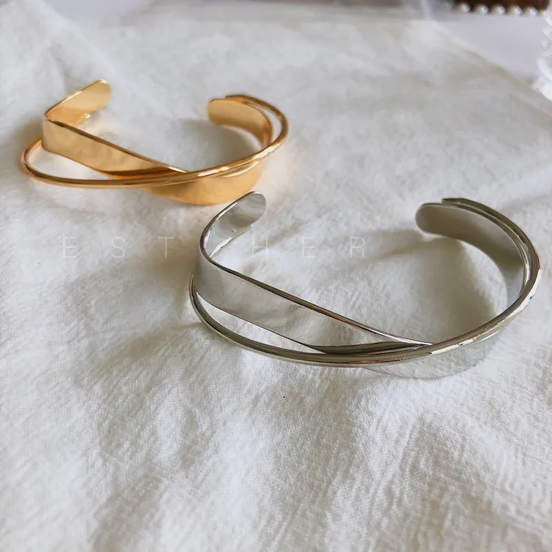 Женский блестящий браслет двухслойный неправильной геометрической формы с