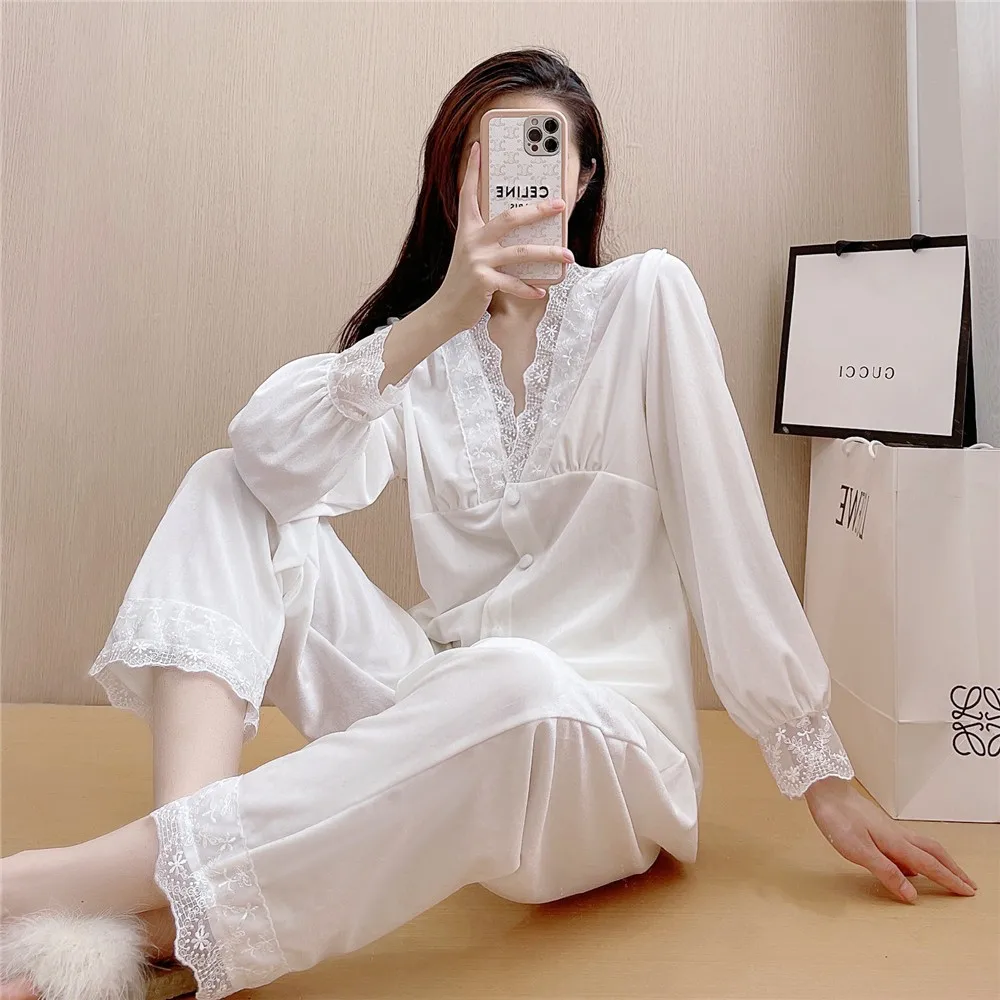 

Женская бархатная Пижама с V-образным вырезом и кружевом