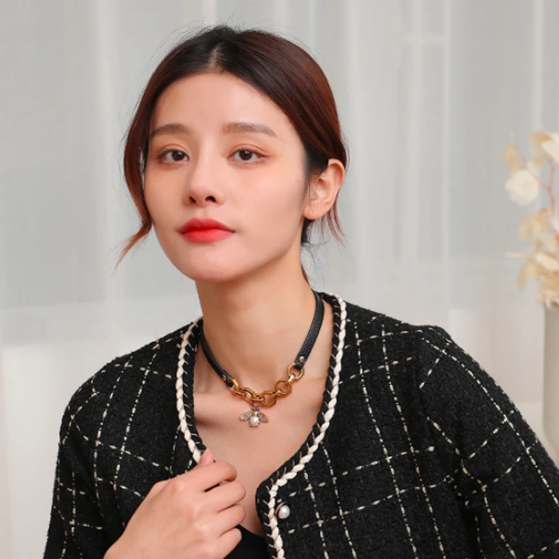 

Korean Fashion Necklace 2021 Bee Pendant with Pearl Decoreation Leather Polygon Chocker Chain for Women Jewelry Accessories