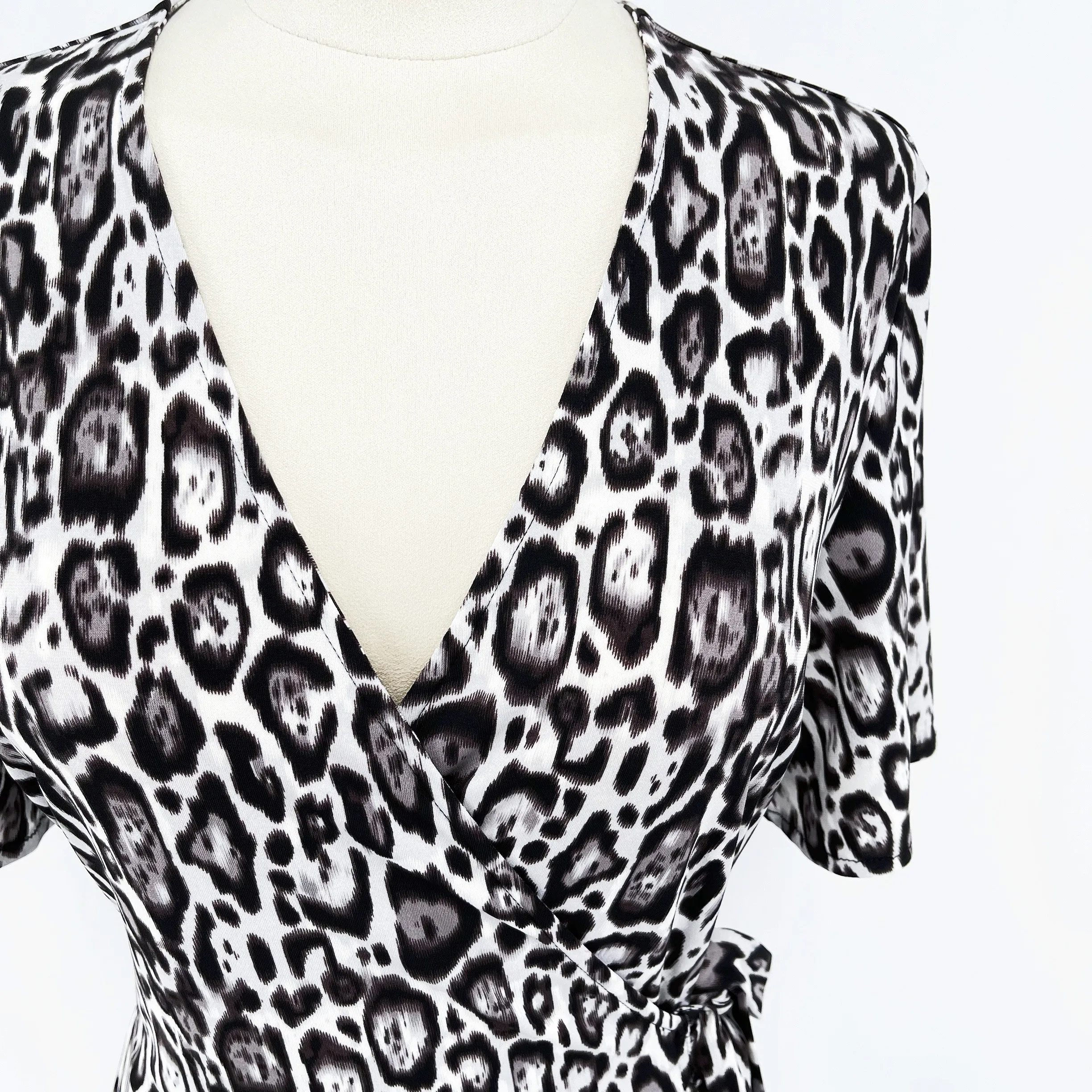 Платье Joyccin с разноцветным леопардовым принтом самозавязывающимся поясом и