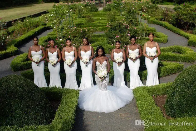 Скромные белые платья подружки невесты на тонких бретельках атласные без