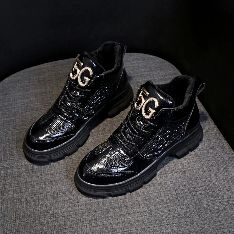 Модные ботильоны с металлическим украшением женская обувь из лакированной кожи