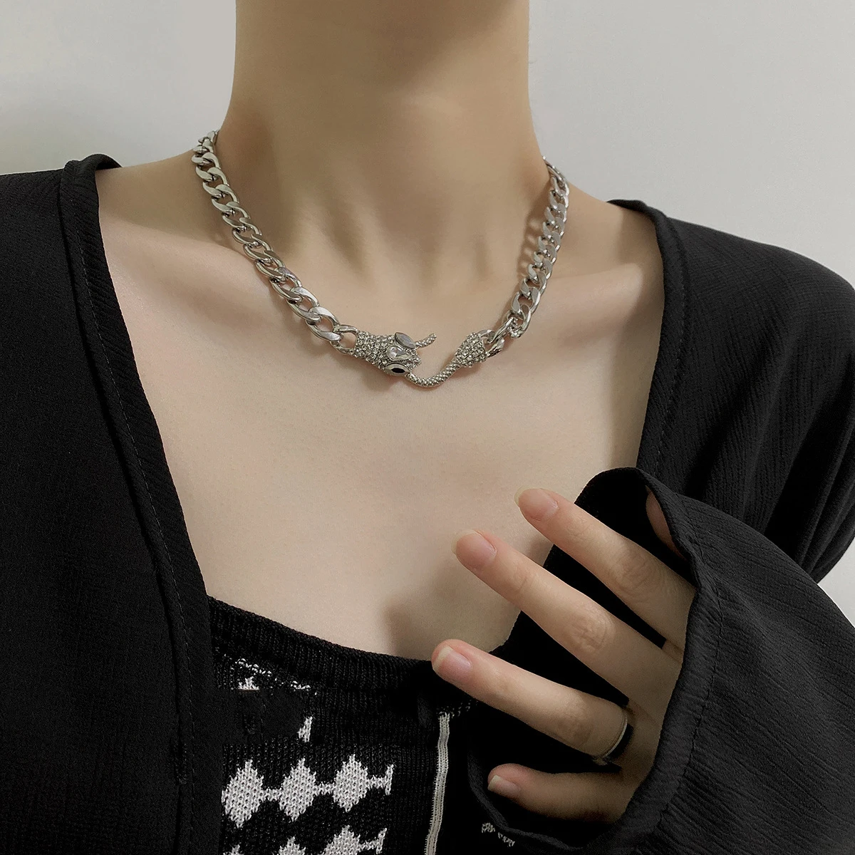 Винтажное ожерелье-чокер с подвеской в виде змеи для женщин и девушек ожерелья из