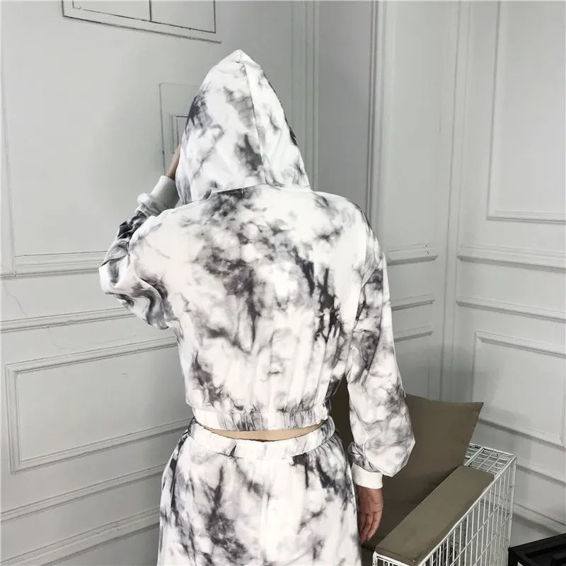 Костюм спортивный женский из двух предметов с укороченным топом и длинными