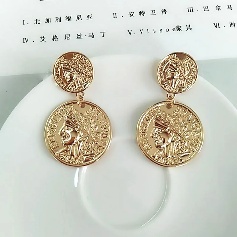 Золотые серьги Стад Серьги в виде монет металла с геометрическим узором