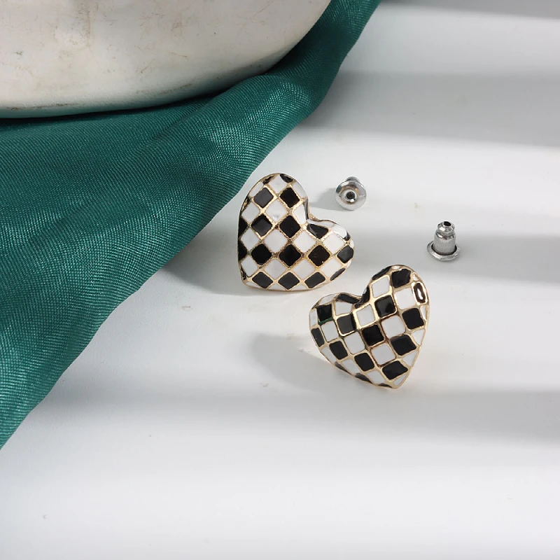 

Heart Checkerboard Metallic Enamel Stud Earrings For Women Girls Vintage Black White Grid Charm Party Business Jewelry Accessory