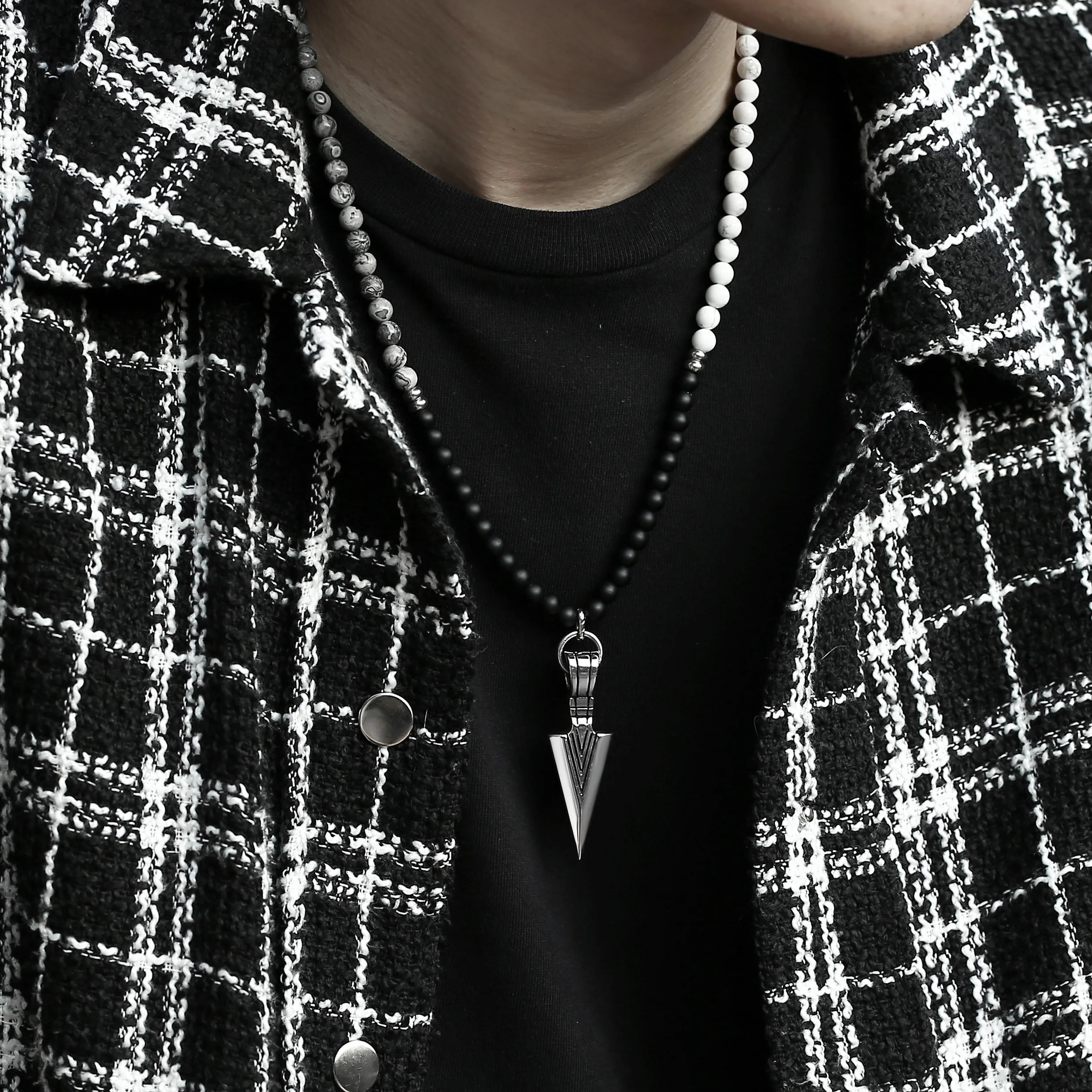 Уникальное мужское ожерелье из натурального бисера 6 мм длинное с камнем в форме