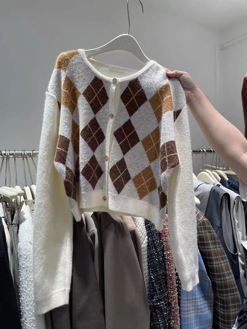 

Женский вязаный свитер с принтом на осень и зиму