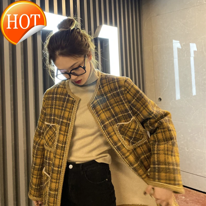 

Plaid worsted coat women autumn winter 2020 new temperament Hepburn style high-grade woolen coat woman small