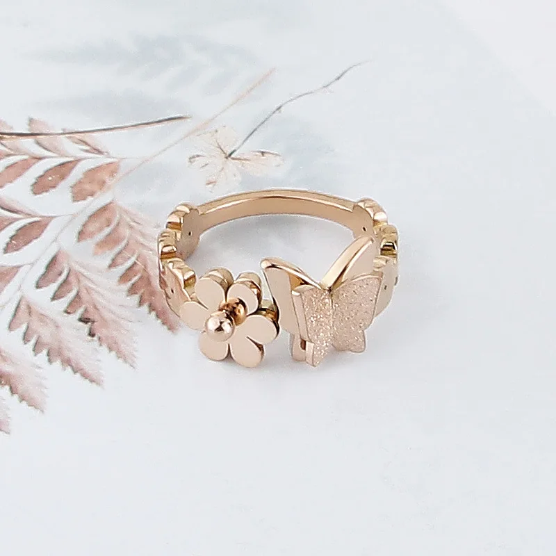 Кольцо женское из нержавеющей стали с цветком и матовой бабочкой | Украшения