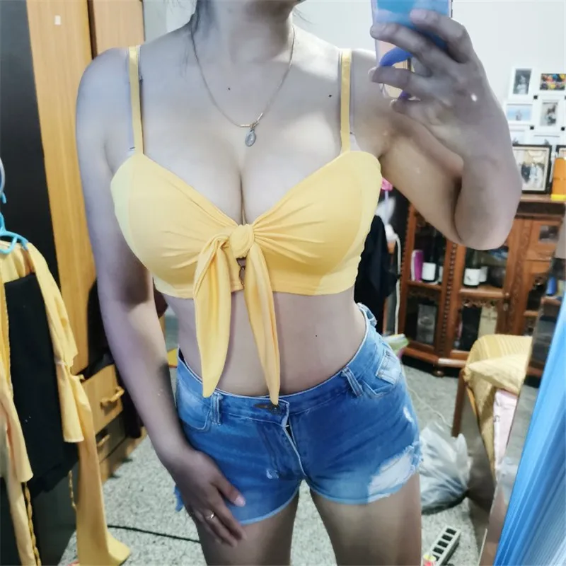 Женский укороченный топ с бантом v-образным вырезом и открытой спиной без рукавов