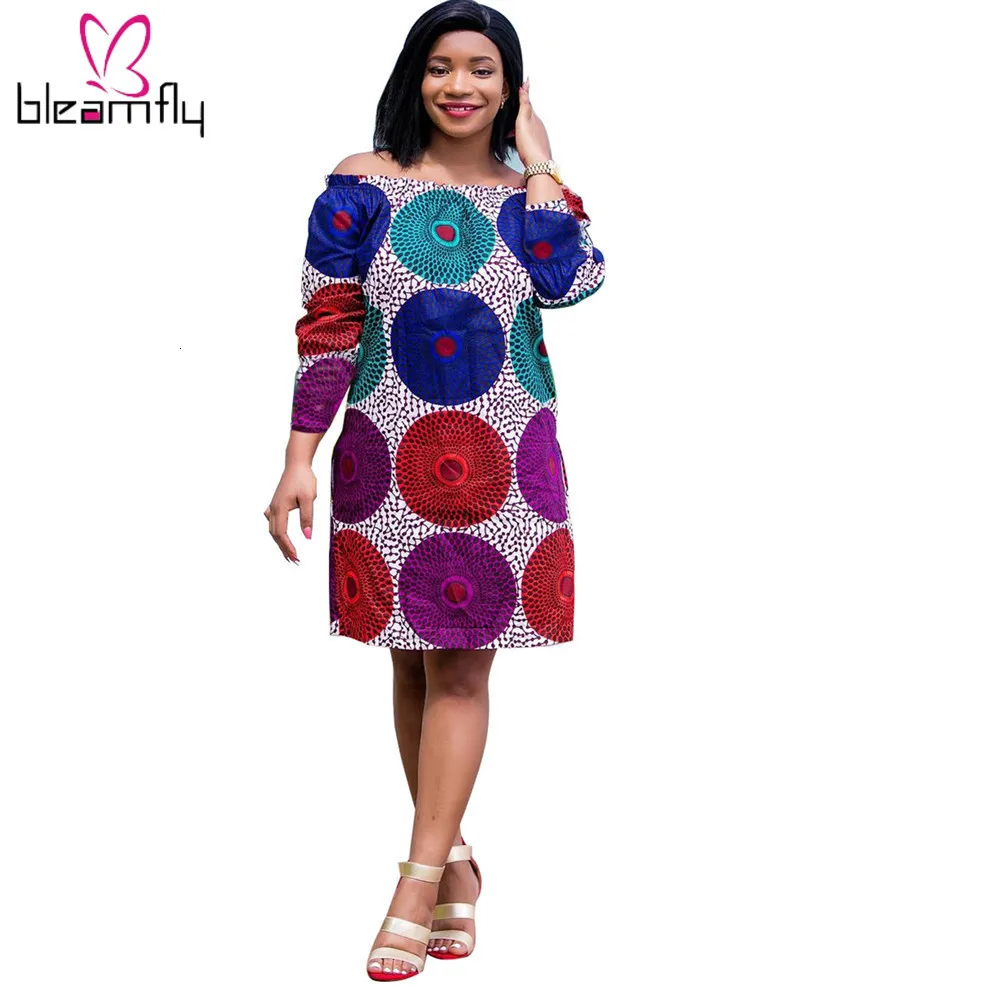 Осеннее женское платье с геометрическим рисунком и черными дырками открытыми