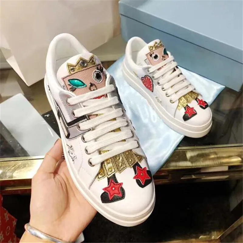 Наклейки с персонажами из мультфильмов, кроссовки с круглым носком из натуральной кожи, женская обувь, модная сетчатая обувь со шнуровкой на рифленой подошве, милые повседневные кроссовки
