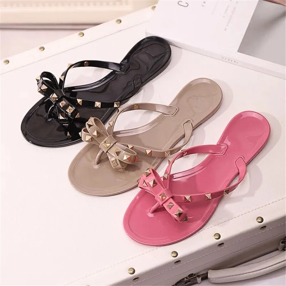 Chuezy/модные летние Вьетнамки женские сандалии с заклепками тапочки на плоской