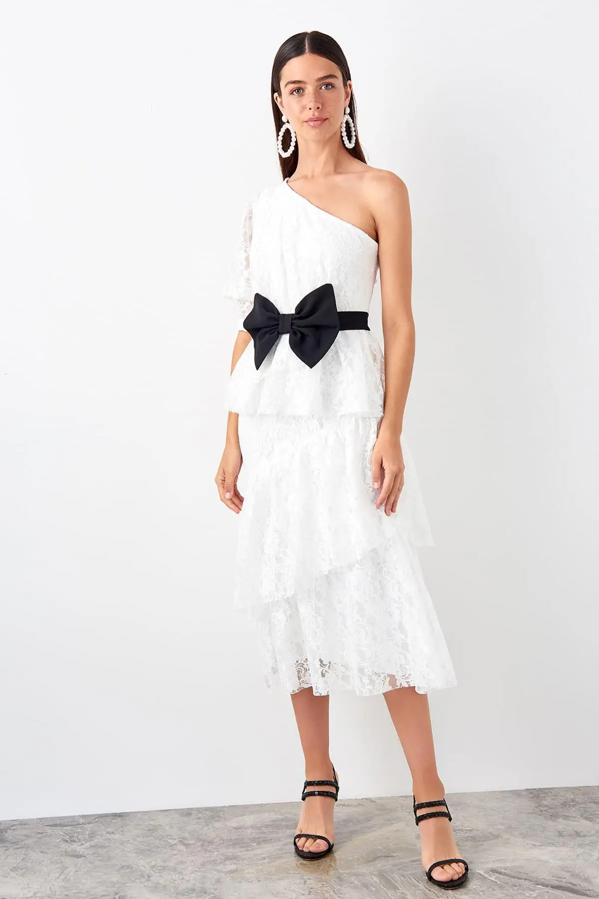 

Trendyol белое платье с рюшами TPRSS19EL0529