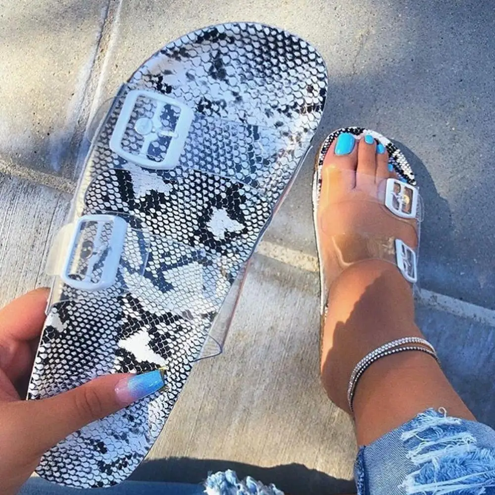 Женские шлепанцы с открытым носком и пряжкой на ремешке Дамская змеиная