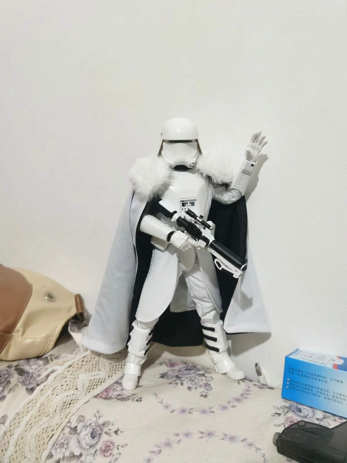 

Черно-белый плащ в масштабе 1/6 с меховым воротником, модель для 12-дюймовой фигурки Куклы