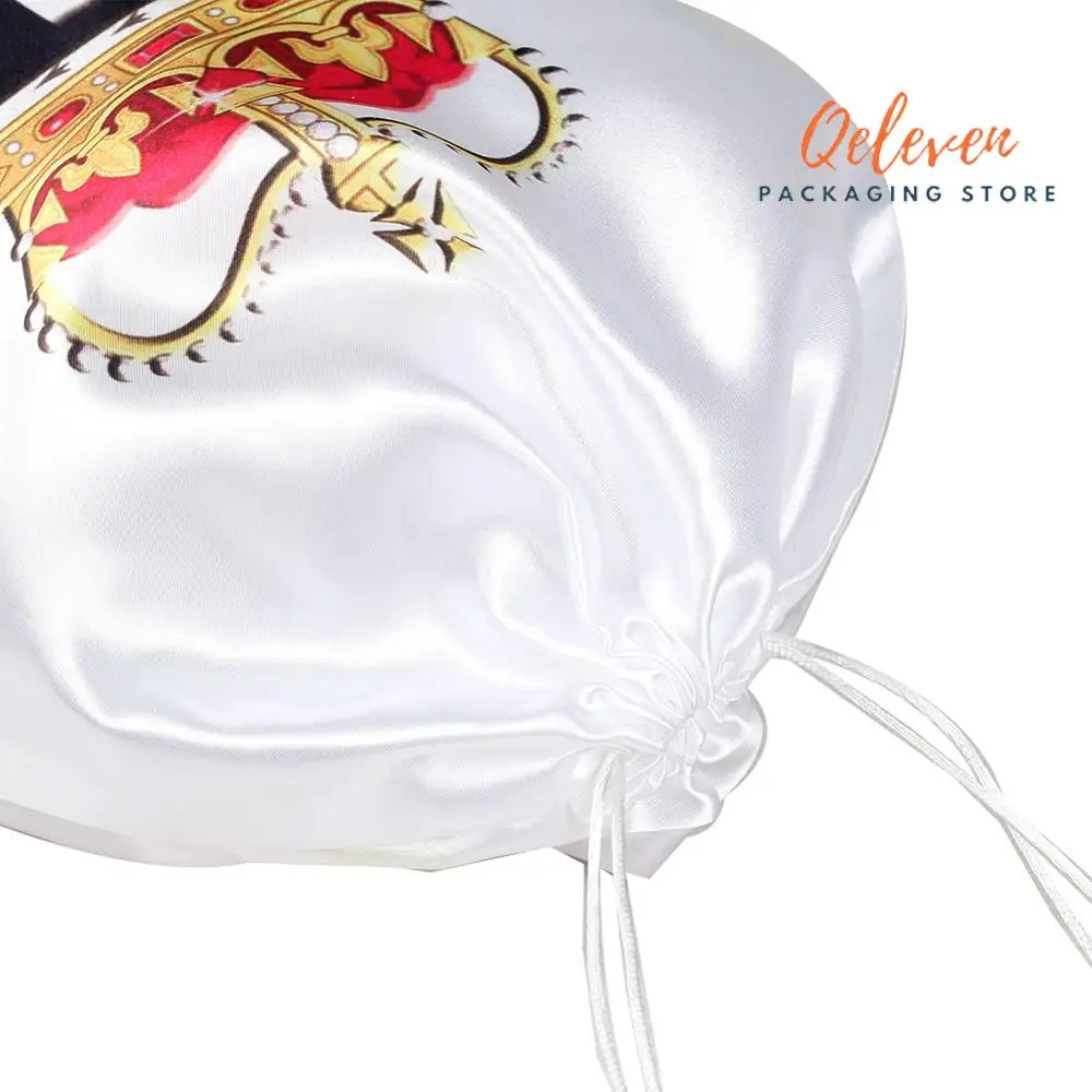 На русский язык это название товара переводится следующим образом: Пакеты для упаковки наборов натуральных волос с индивидуальным логотипом бренда, изготовленные на заказ, из шелковой атласной тесьмы премиум класса для париков.