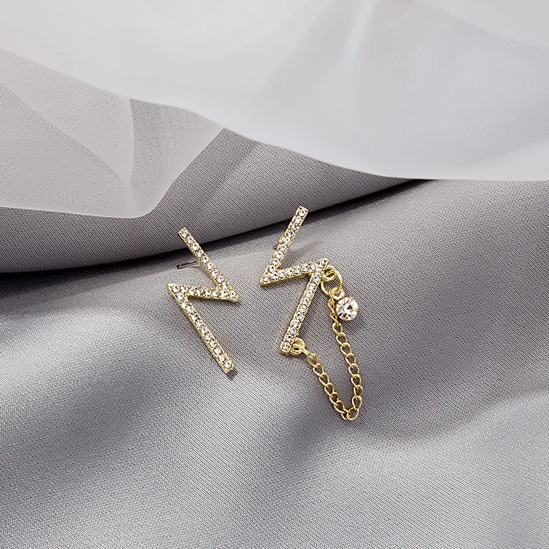 

Retro Asymmetrical Earrings Female Korean Version of The New Sweet Zircon Earrings Jewelry