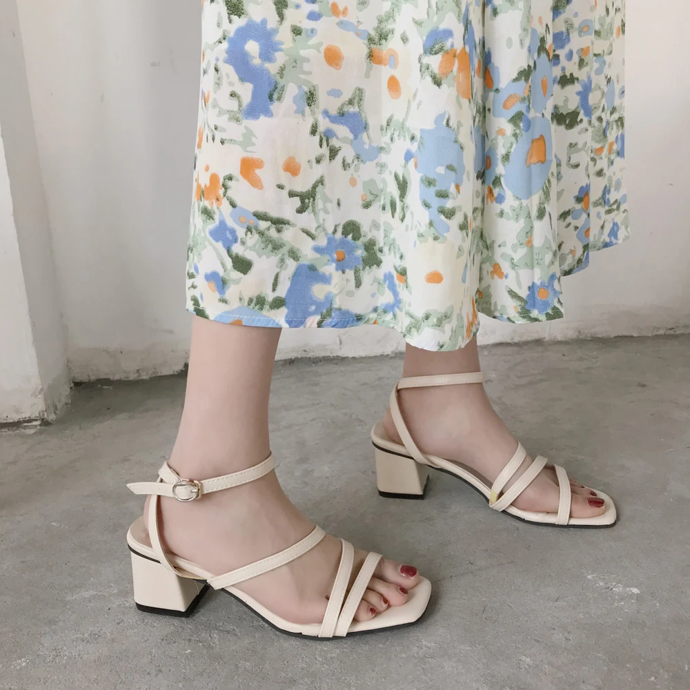 Женские босоножки с открытым носком на толстом каблуке бежевые фиолетовые