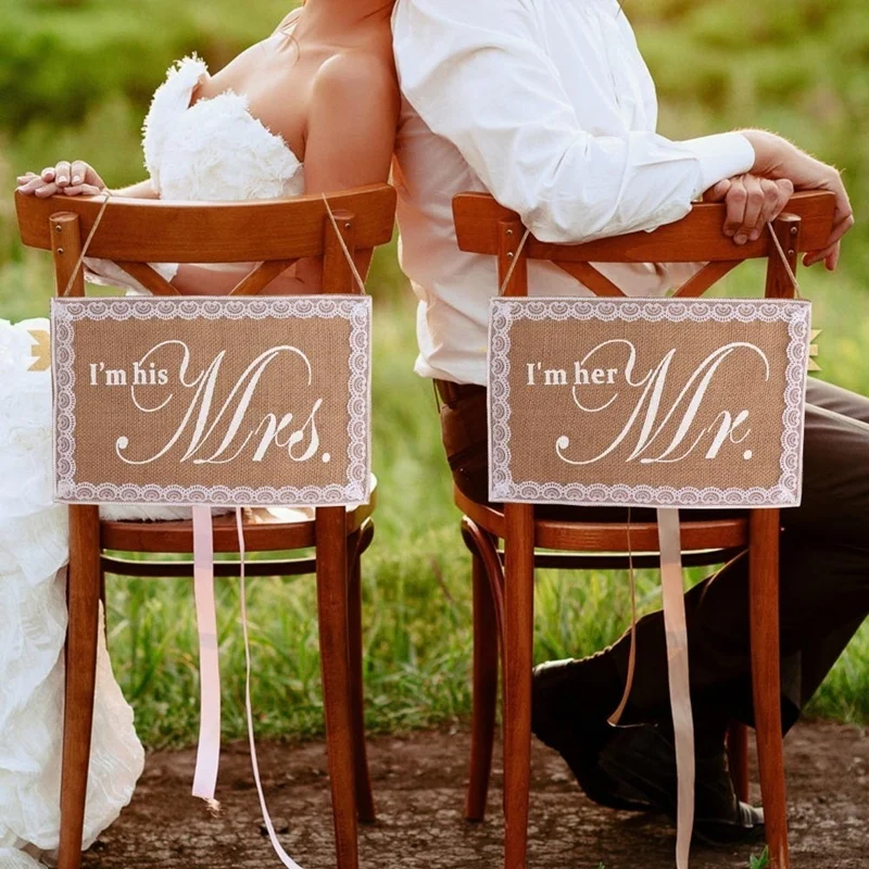 

Свадебный стул с надписью «Mr. & Mrs»
