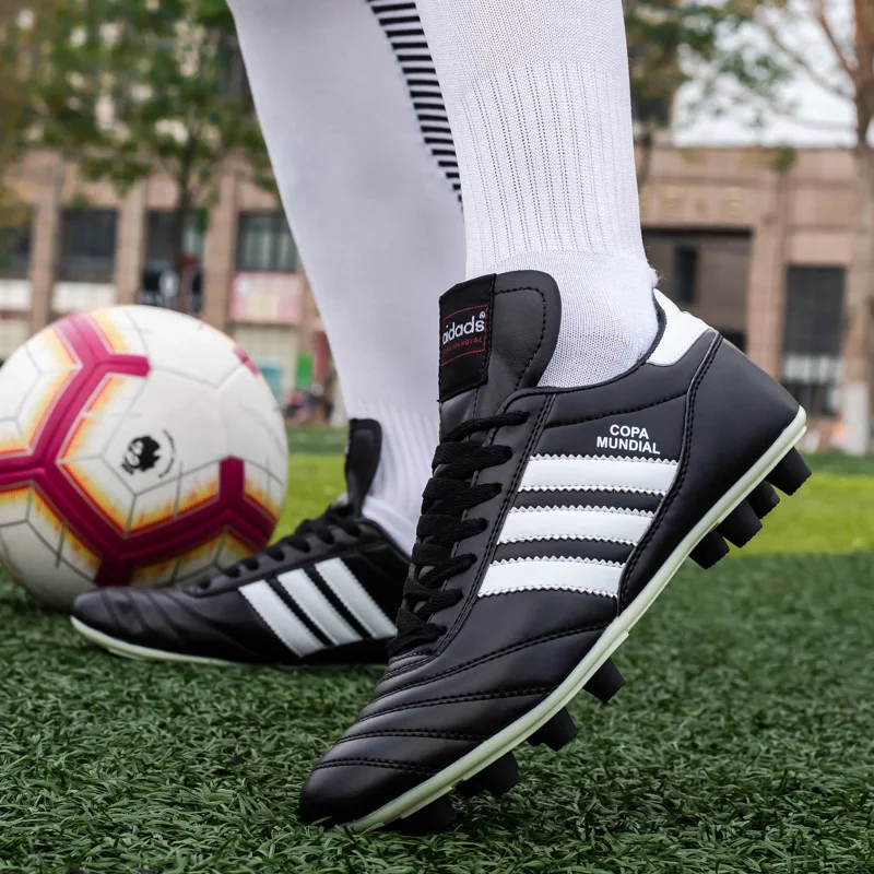 

Large Size Long Spikes Soccer Shoes Outdoor Training Football Boots Sneakers Ultralight Non-Slip Sport Turf Soccer Cleats Unisex