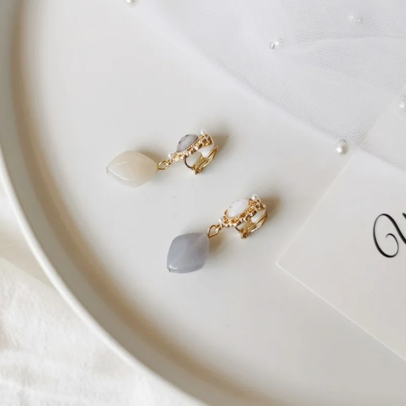 Простые нежные полимерные серьги-клипсы во французском стиле с подвесками