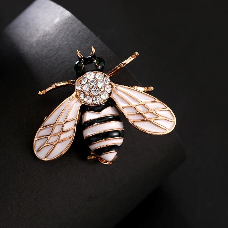 Модная милая эмалированная маленькая брошь в виде пчелы со стразами зимняя
