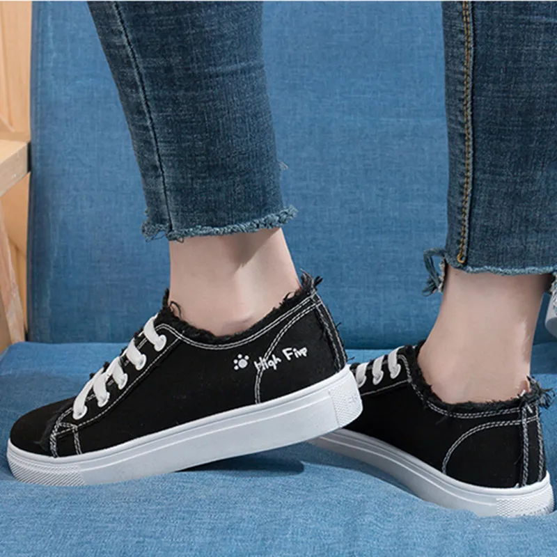 Женские кроссовки модные повседневные туфли на шнуровке черные белые удобные