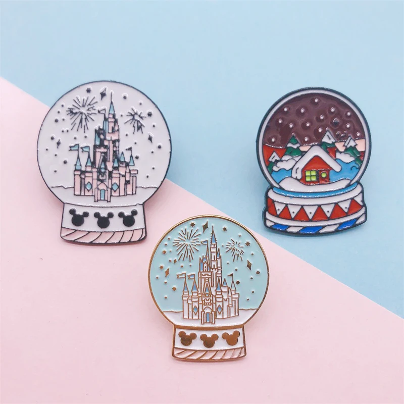 Эмалированная брошь с изображением замка хрустального шара фейерверка