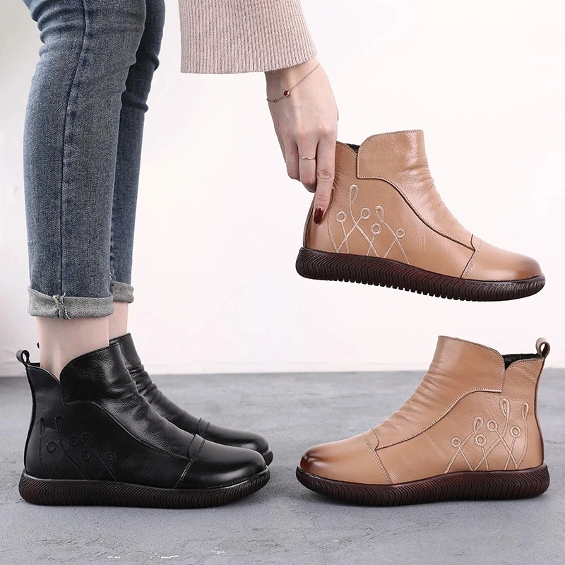 

YAERNI Autumn Vintage Handmade Genuine Leather Ankle Boots For Women2020 Winter Elegant Embroidery Warm Plush Ladies Short Boots