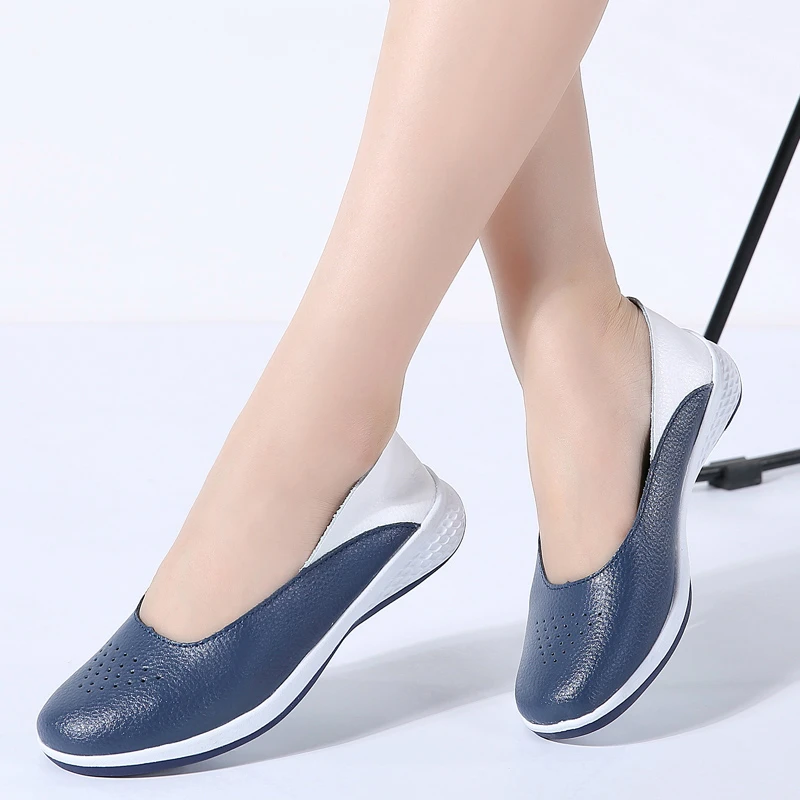 Женские кожаные лоферы с перфорацией балетки на плоской подошве слипоны для