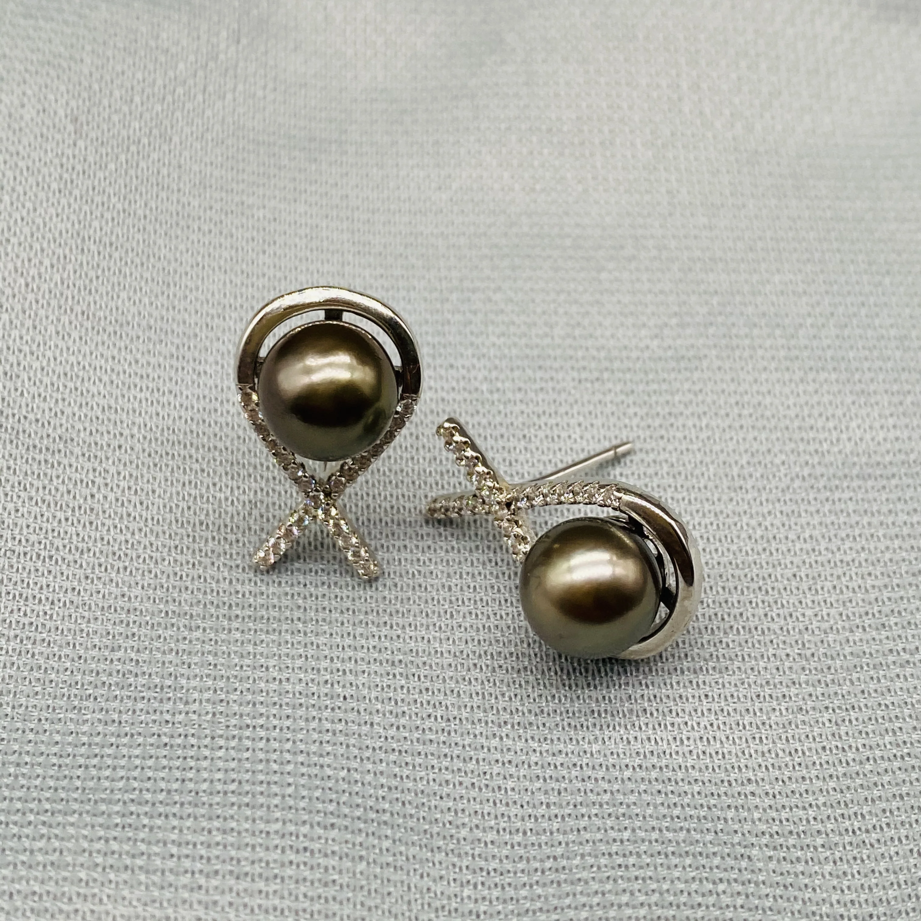 

S925 silver-encrusted synthetic cubic zircon natural sea water pearl Tahiti black-green short fashion ladies earrings personalit