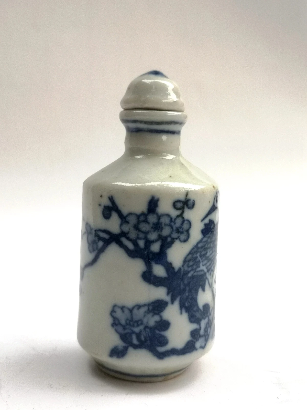 Коллекция китайского старого сине-белого фарфора красно-венчатого крана табак