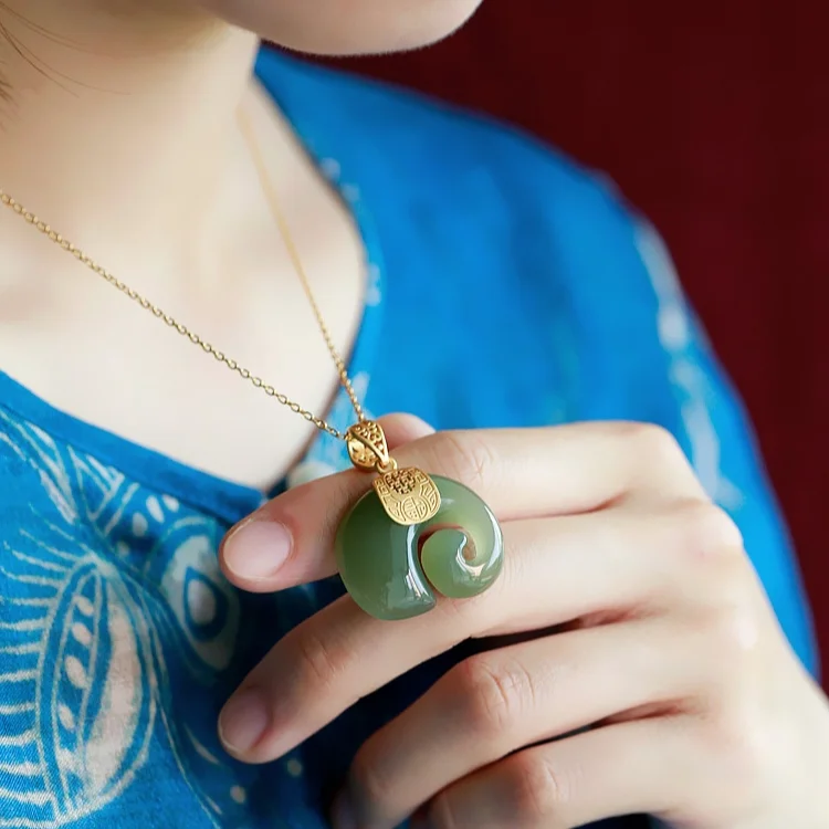 

Jade Elephant Pendant 2022 Vintage White Hetian 18K Gold Plated Chain Necklace Stainless Steel Sapphire Choker Jewelry for Women