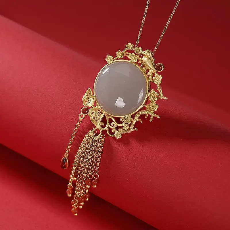 

Original new new ancient gold craftsmanship inlaid round Hetian jade tassel pendant necklace fashion elegant jewelry