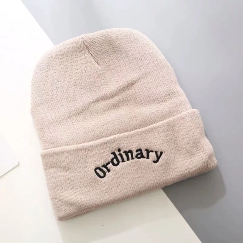 Вязаная шапка с вышитыми буквами для женщин и мужчин однотонная зимняя Осенняя