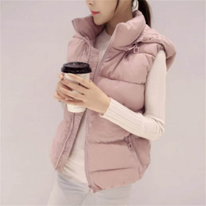 Жилетка женская черная блестящая с капюшоном без рукавов | Женская одежда