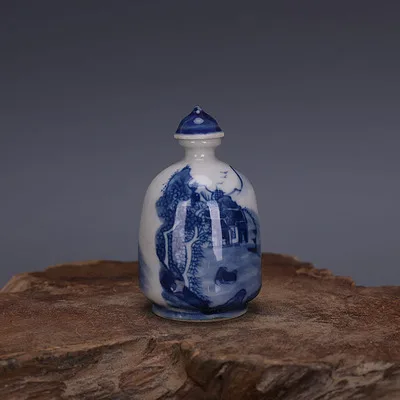

Exquisite antique blue and white round bottle Leaf snuff bottle decoration