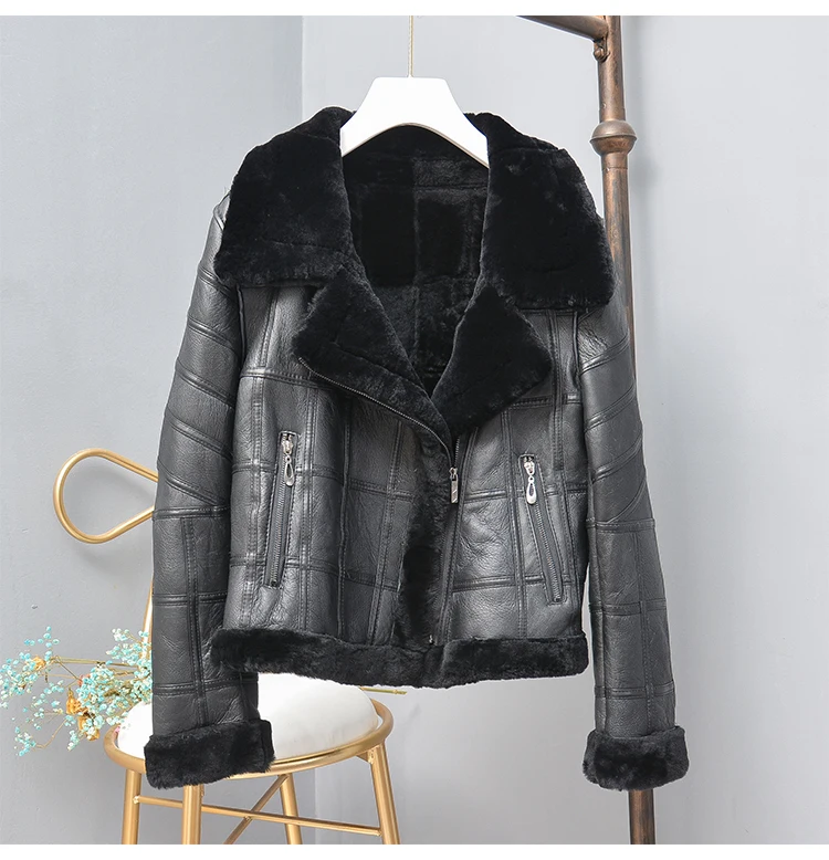 Winter Women Leather Jacket Thick Warm Real Lambs Wool Fur Collar Coat Motorcycle Zipper Outerwear Patchwork Bomber Jacket Short
