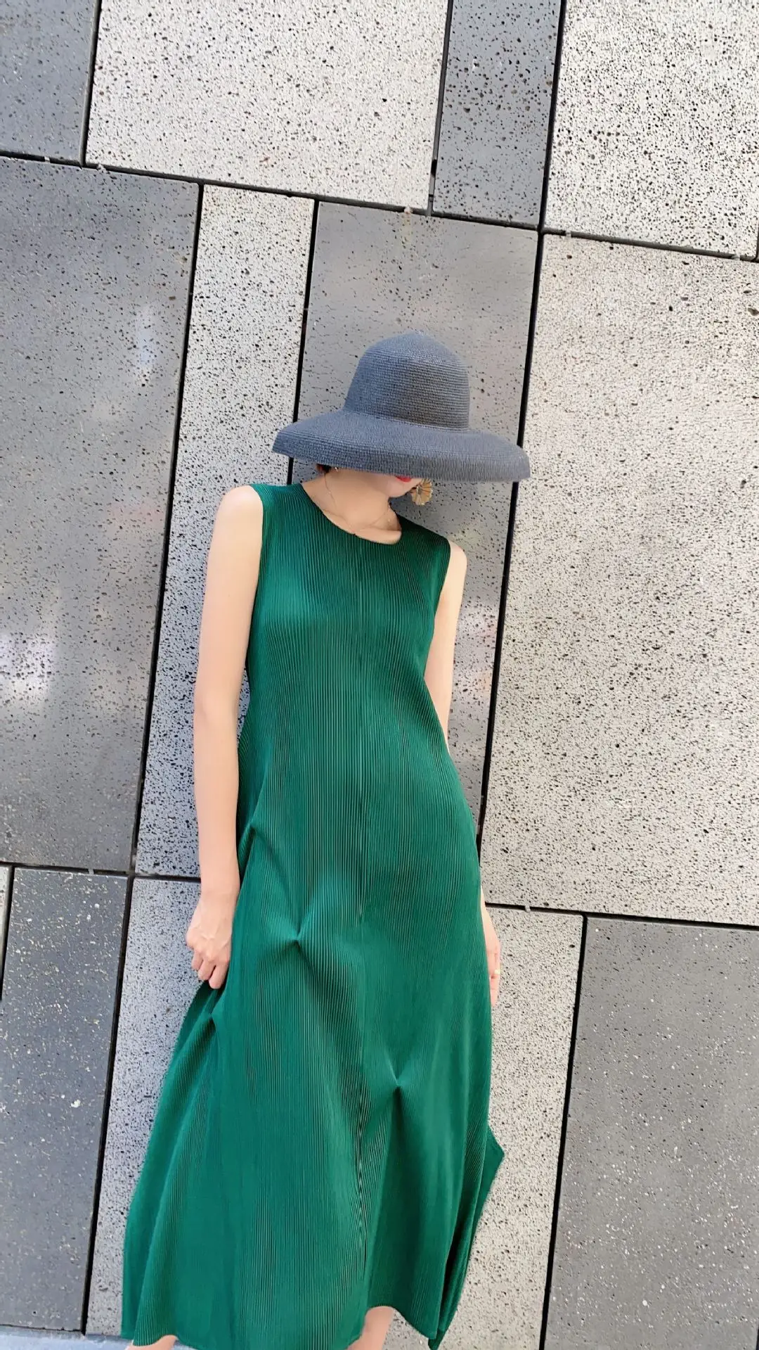 

Spring and Summer New High Waist Green Temperament Commuter Mid-length Dress Sleeveless Round Neck Solid Color Loose Vestido