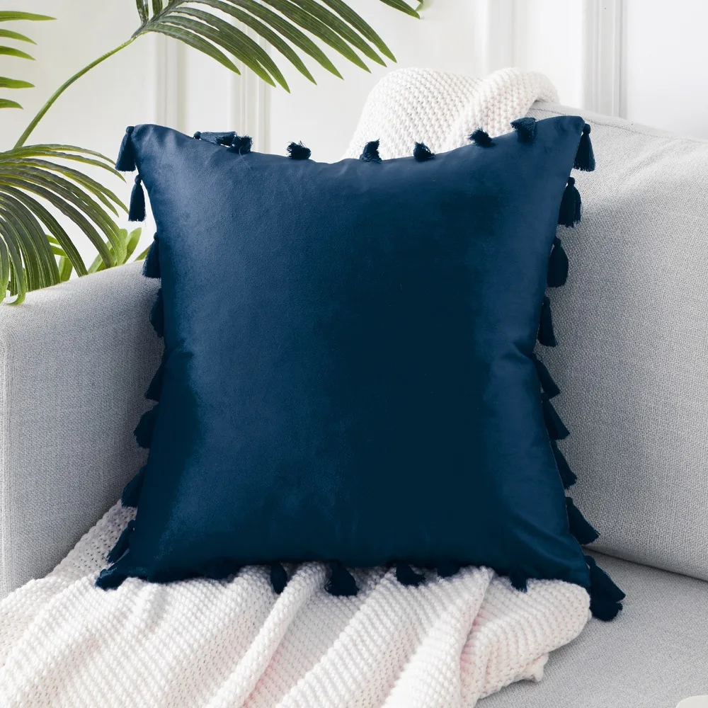 Бархатная наволочка с кисточками для дивана однотонная плюшевая прямоугольная