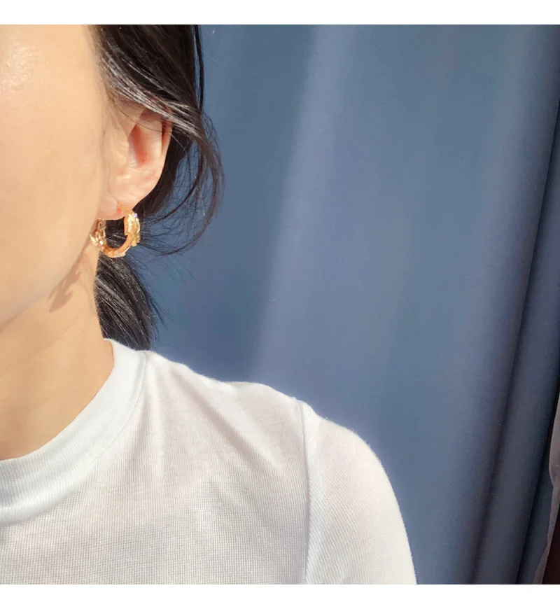 

Fashion show thin diamond pearl earrings temperament senior European and American wind leaves women stud earrings