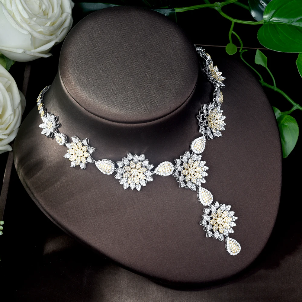 Комплект женских ювелирных изделий из колье и серёг с фианитом | Украшения